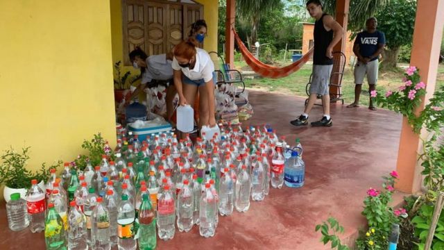 Daylane Barreto e um grupo de amigos se reuniram para doar água a moradores de regiões mais pobres de Macapá