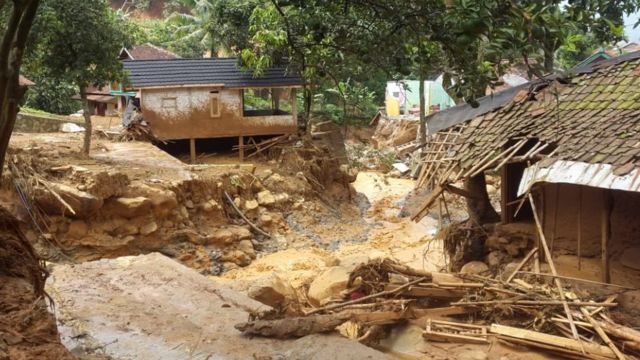 Korban banjir Lebak, Banten 'Air bah setinggi 1,5 meter menerjang