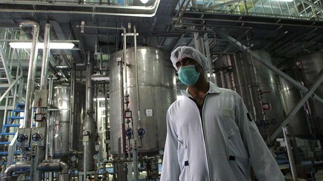 فني إيراني يعمل في منشآت تحويل اليورانيوم في أصفهان (UCF) ، 420 كيلومترا جنوب طهران