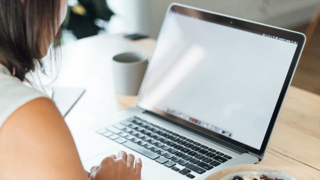 mulher digitando em um computador