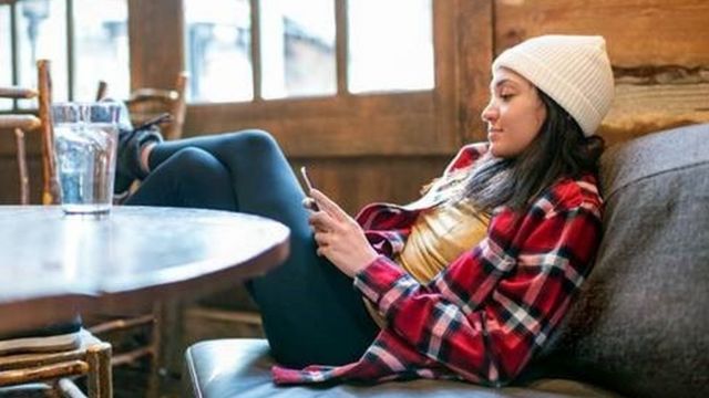 Canais digitais como o TikTok e plataformas de encontros online permitiram que as pessoas explorassem e aprendessem sobre suas identidades, conhecendo novas pessoas.