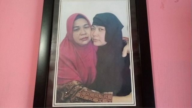 Foto Tuti dan ibundanya yang terpajang di ruang tamu rumahnya di Desa Cikeusik, Majalengka.