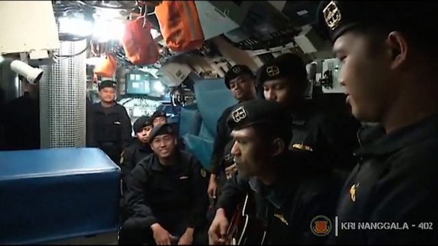 طاقم الغواصة الإندونيسية