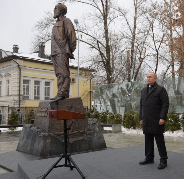 Tổng thống Nga Vladimir Putin tham dự lễ khánh thành bức tượng của nhà văn Nga Alexander Solzhenitsyn ở Moscow vào ngày 11 tháng 12 năm 2018.
