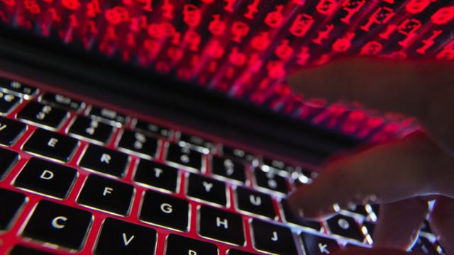 ஒட்டுக்கேட்பது & வேவுபார்ப்பது