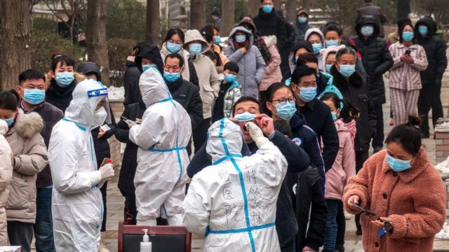 Moradores fazem fila para teste de covid-19 em Anyang, na província central de Henan, na China