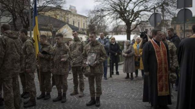 Abasirikare ba Ukraine bari gushyingura bagenzi babo baguye ku rugamba