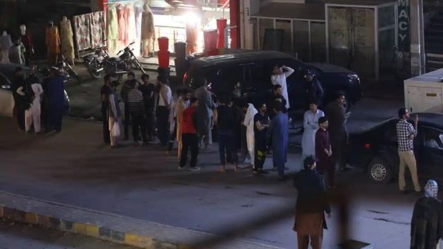 فر الناس من منازلهم بعد وقوع الزلزال