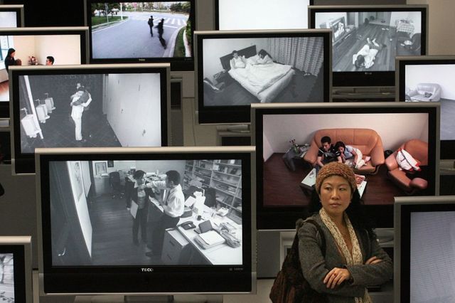 2017年，一名婦女正在參觀上海的一個反對家庭暴力的展覽。