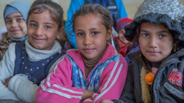 (Daga hagu) Heba, Noor, da Janna sun koma aji, bayan sake bude makarantarsu a birnin Mosul (23 January 2017)