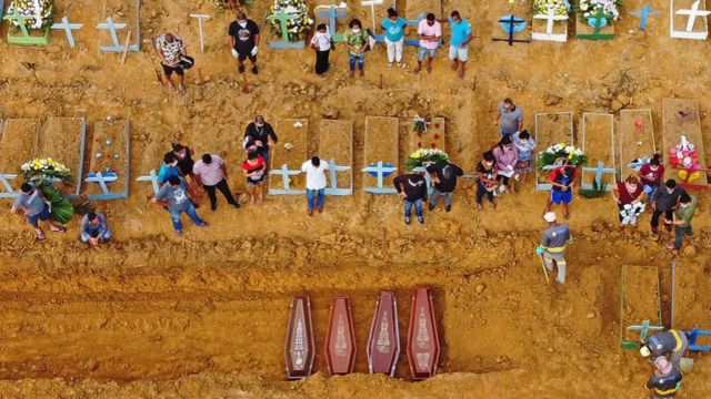 Enorme fosa común cavada en Manaos, Brasil
