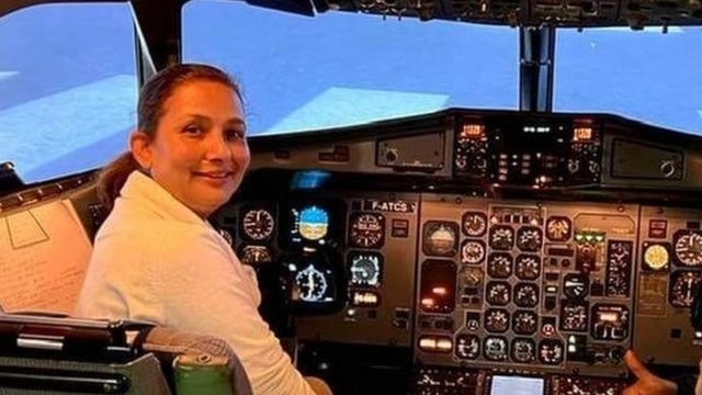 Anju Khatiwada en la cabina de un avión.