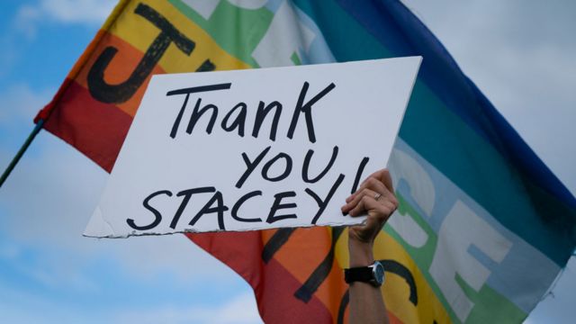 Pancarte sur laquelle est écrite : "Merci Stacey".