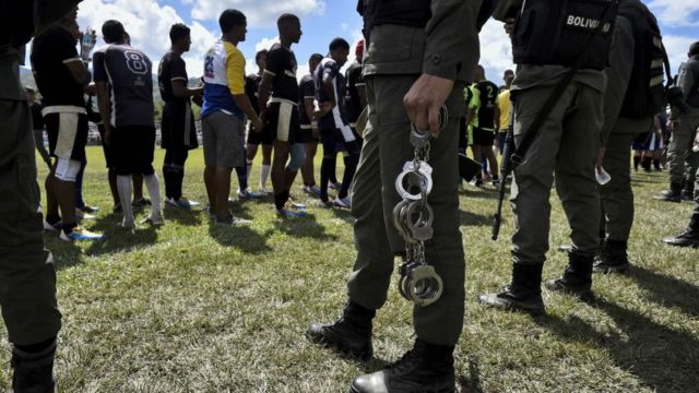 Venezuelan authorities guarding inmates at the Tocorón prison, which allegedly functions as the "campus" of the Aragua Train, during a prison rugby tournament.