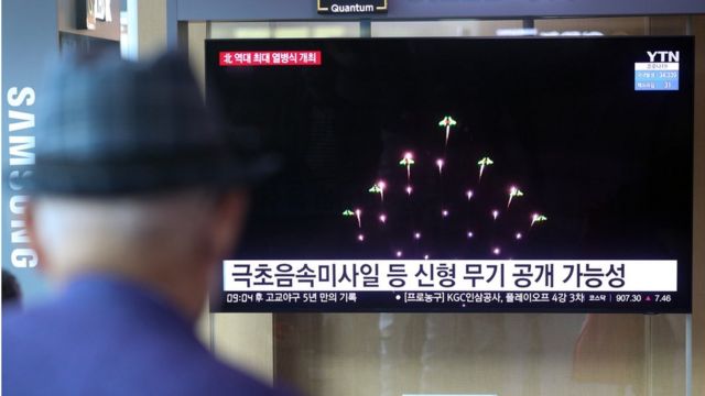 4月26日午前、ソウル駅の待合室で、前日に開かれた北朝鮮人民革命軍創建90周年の夜間軍事パレードに関連したニュースを見ている市民たち。