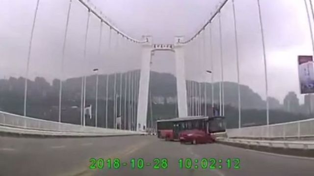 Автобус врізається в огорожу на мосту