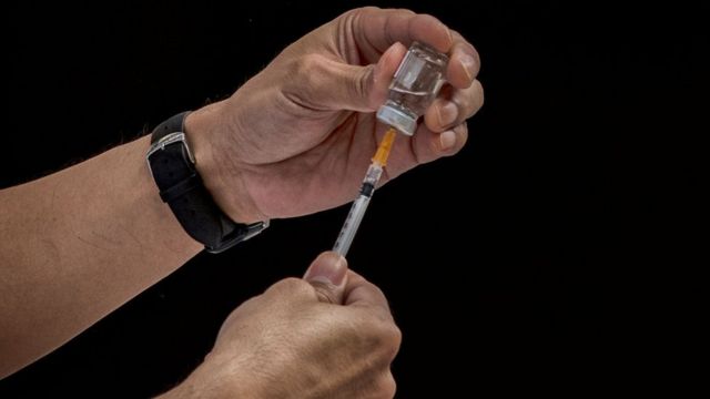 عامل صحي يستعد لإعطاء لقاح وهمي لـ كوفيد - 19 خلال تدريب تطعيم في الفلبين