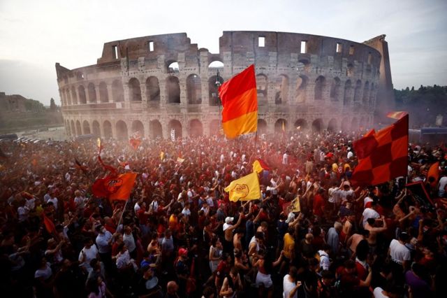 مشجعو كرة قدم إيطاليون يحتفلون خارج مسرح الكولوسيوم في العاصمة الإيطالية روما