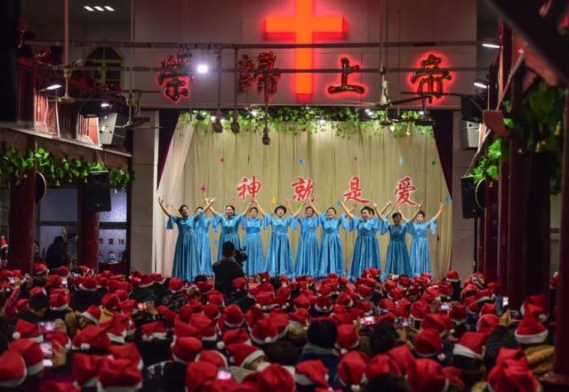 Perayaan di gereja Fuyang, provinsi Anhui, Cina.