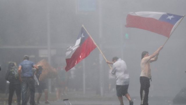 Manifestantes nas ruas de Santiago nesta quarta-feira