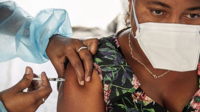 Une femme malgache se faisant vacciner contre le Covid-19