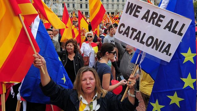 "Todos somos Cataluña", dice un cartel en una protesta independentista.
