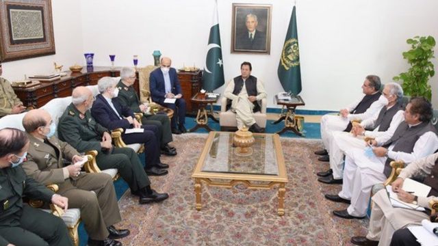 رئیس ستاد کل نیروهای مسلح ایران در پاکستان با عمران خان نخست وزیر این کشور دیدار کرده بود