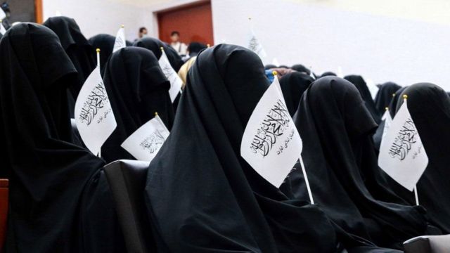 Wanita yang didukung oleh Taliban mengenakan burqa hitam