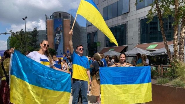 عشرات الأوكرانيين انتظروا خارج مقر القمة الأوروبية لاتخاذ القرار في بروكسل