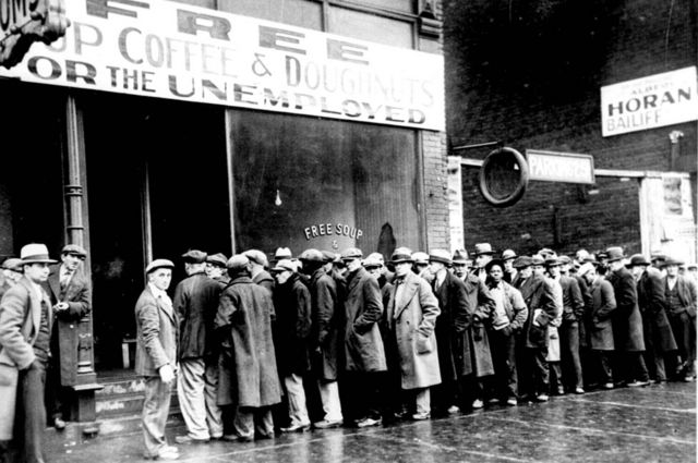 Hombres desempleados hacen cola frente a un comedor comunitario en Nueva York, durante la Gran Depresión.