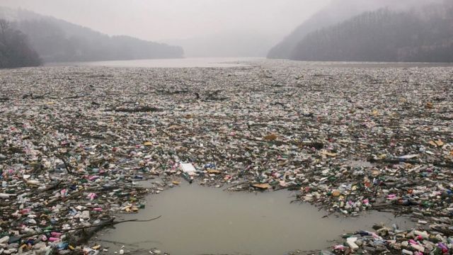 Lago repleto de basura en Serbia