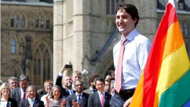 Trudeau com bandeira do movimento gay