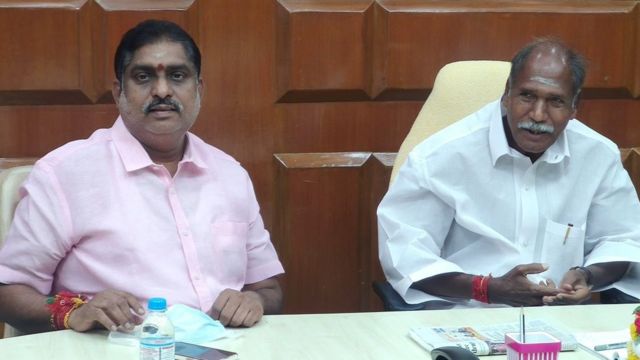 புதுச்சேரி முதல்வர் என். ரங்கசாமியுடன் (வலது) மின்துறை அமைச்சர் நமச்சிவாயம்.