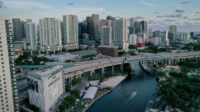 Vista aérea de orla e prédios em Miami