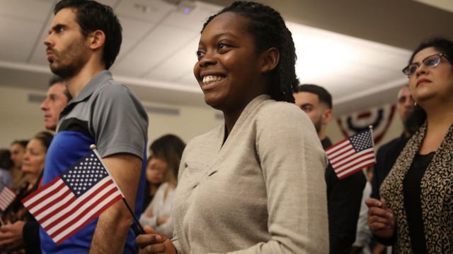 Elisabeth Volmar, originaria de Haití, adopta la nacionalidad estadounidenses en una ceremonia de naturalización en Florida en 2018.