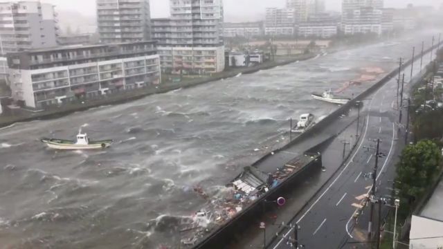 Човни у бурхливому морі поблизу міста Кобе