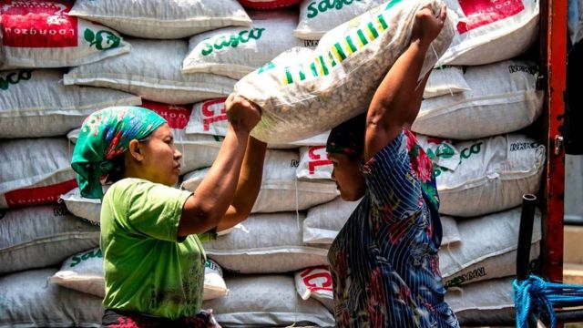 Свободная торговля даст заработать бедным странам, вроде Индонезии. Эти женщины работают на рынке за $3,50 в день