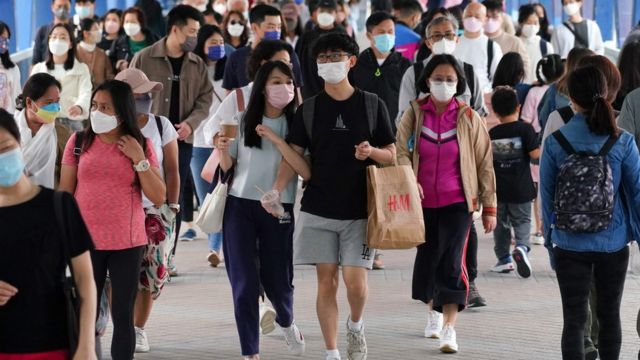 Many citizens travel on the flyover in Central, Hong Kong (Photo by China News Service 2/5/2022)