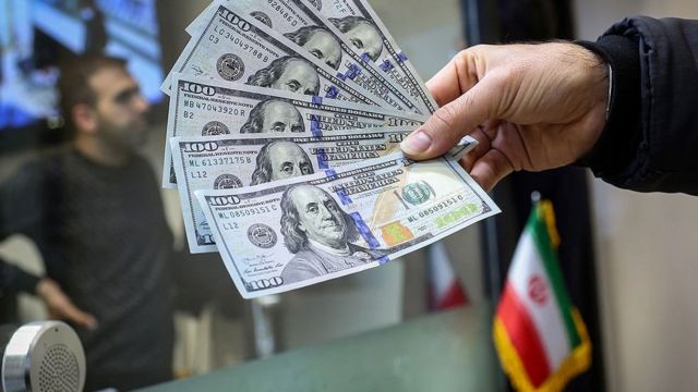 بر اساس گزارش ها، ارزش پول ملی ایران در سه ماه اخیر بیش از ۲۲ درصد سقوط کرده