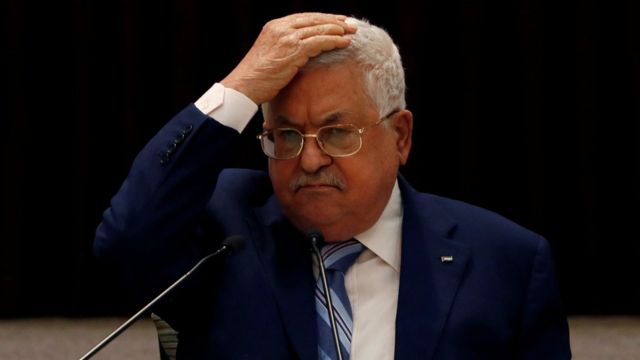 Palestinian Authority President Mahmoud Abbas puts his hand on his head during a meeting of the Palestinian leadership (18 August 2020)