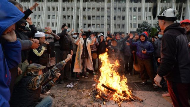 Kırgızistan'da muhalefet hükümet pozisyonlarını 'ele geçirdi' 2 Kırgızistan'da düzenlenen protesto gösterisi