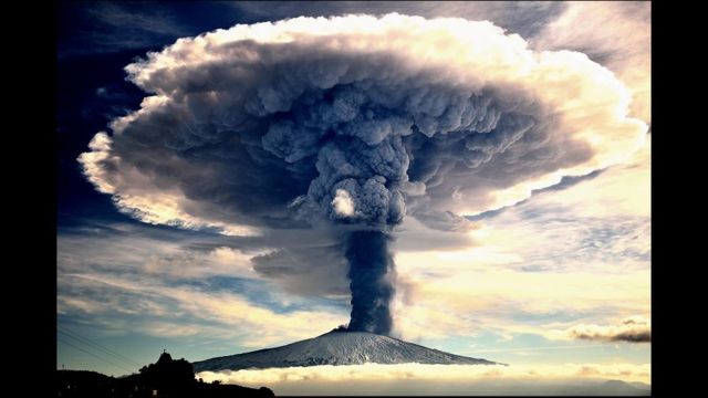 Volcán Etna en erupción.