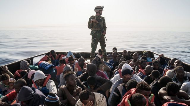 Guarda libanês monitora pessoas que tentavam chegar à Europa por mar