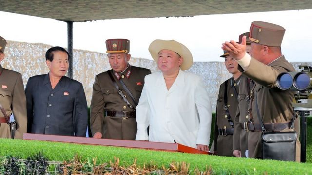朝鲜人民军将领向金正恩（中）讲解导弹试射（朝中社2022年10月10日发放图片）