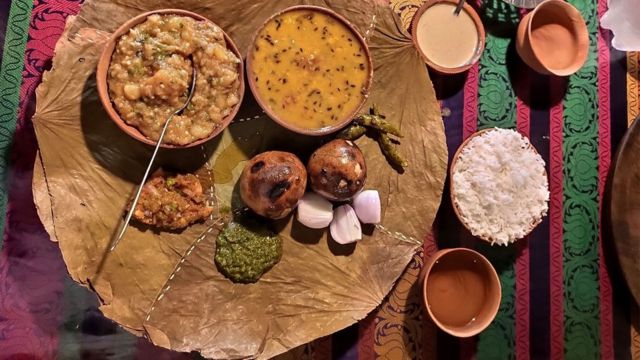 Mesa com várias comidas indianas vegetarianas