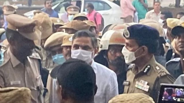 வன்முறை நடந்த பள்ளி வளாகத்தை பார்வையிட்டு அதிகாரிகளிடம் விவரங்களைக் கேட்டறியும் தமிழ்நாடு டிஜிபி சைலேந்திர பாபு மற்றும் உள்துறை செயலாளர் பணீந்திர ரெட்டி