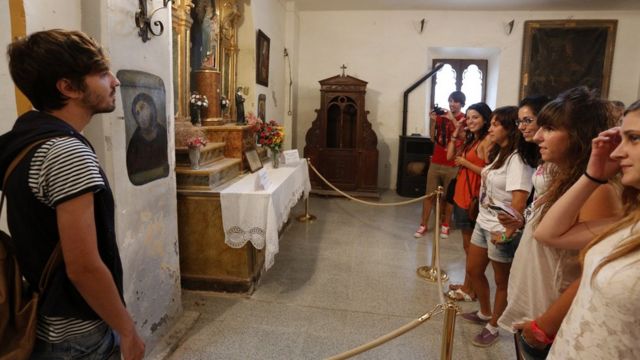 Turistas no Santuária da Misericórdia em Borja para ver o Ecce Homo modificado de perto