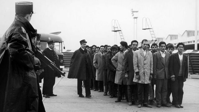 Miles de argelinos siendo detenidos en París.