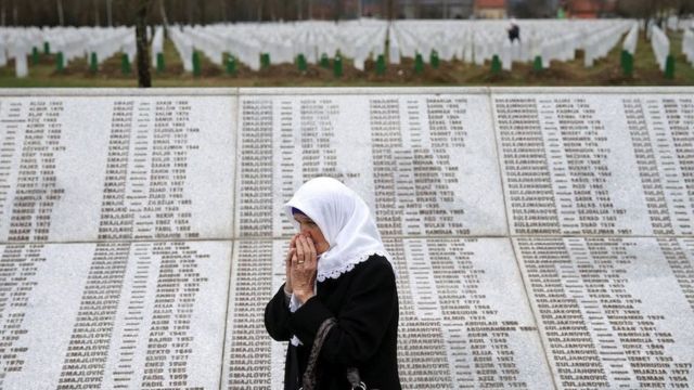 در سال ۲۰۱۷ دادگاه بین‌المللی کیفری برای یوگسلاوی سابق، راتکو ملادیچ، فرمانده سابق صرب‌های بوسنی را در کشتار سال ۱۹۹۵ سربرنیتسا مجرم شناخت. در آن واقعه ۸۰۰۰ مرد و پسر مسلمان کشته شدند.
