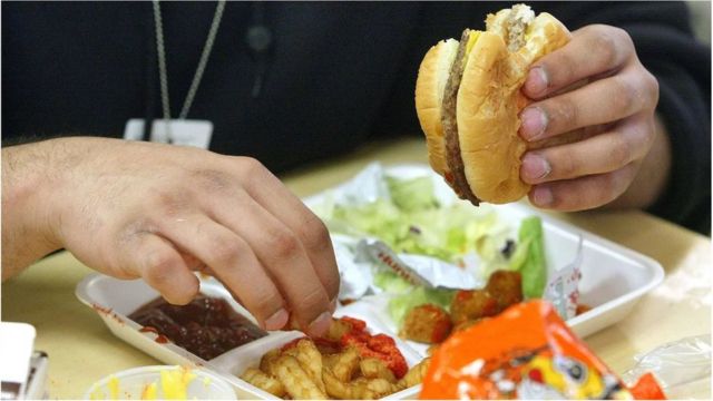 高卡路里食物到处都是。(photo:BBC)